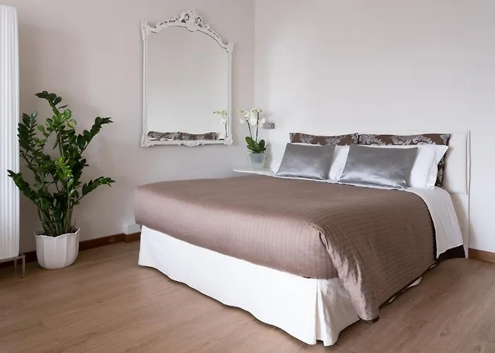 Cute & Cozy Train Station ゲストハウス ベルガモ