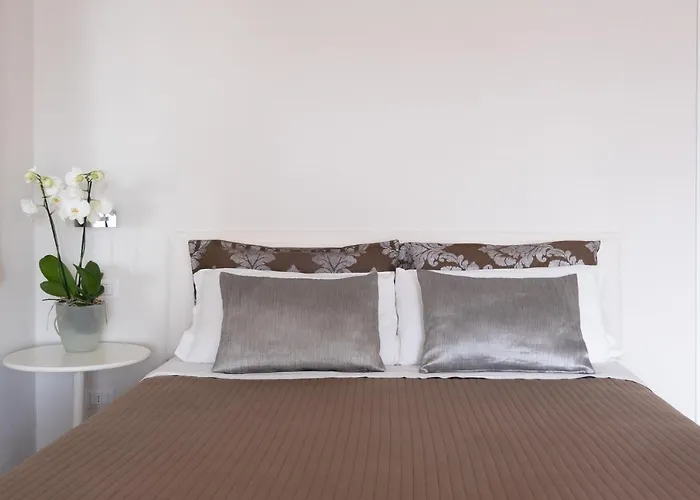 Cute & Cozy Train Station ゲストハウス ベルガモ